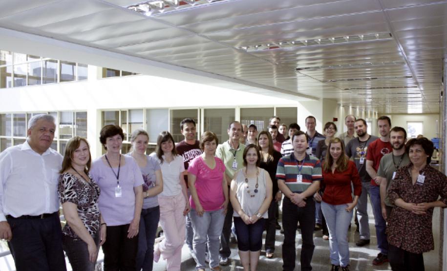 Reconhecimento e surpresa marcam o Dia da Secretária na Celepar As secretárias Elizabeth do Rocio Beber (segunda da esquerda para a direita) e Sônia Maria Gaio (ao lado de Elizabeth), da GDS-F