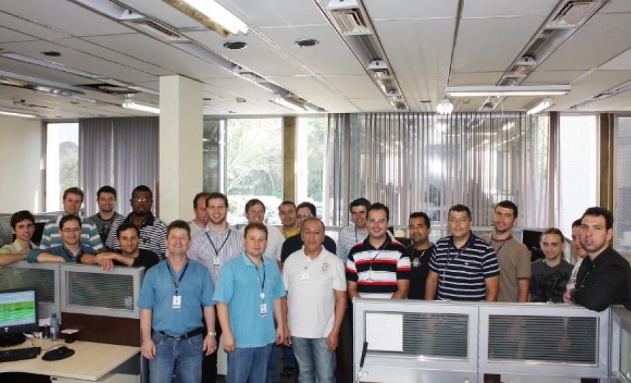 Reconhecimento e surpresa marcam o Dia da Secretária na Celepar Entre a equipe da GGA, o secretário Gesiel Mendes Filho (de branco ao centro)