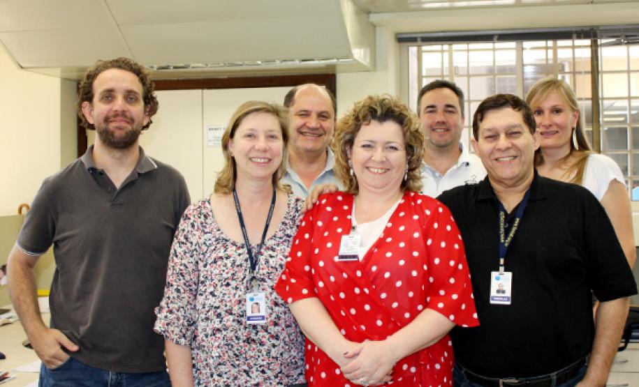 Reconhecimento e surpresa marcam o Dia da Secretária na Celepar Na foto, a secretária da DIDES-A1, Eliane Severino da Silva (de vermelho)