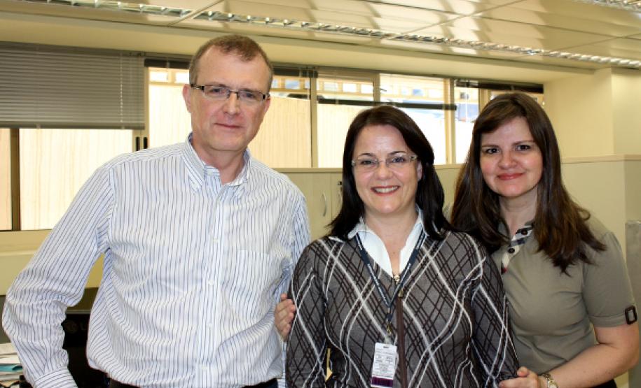 Reconhecimento e surpresa marcam o Dia da Secretária na Celepar A secretária Mônica Maffessoni (ao centro) da DJ