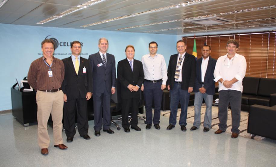 Concurso incentivará a boa aplicação dos recursos públicos em municípios Reunião na Celepar, em 22 de abril, onde foi definida a participação da companhia no Prêmio Gestor Público Paraná.
Luis Fernando Ballin Ortolani, Laerzio Chiesorin Junior, Agenor Carvalho Dias, Jacson Carvalho Leite, Rafael Moura de Oliveira, Danilo Scalet, Luiz Nunes e José Juracy Macedo