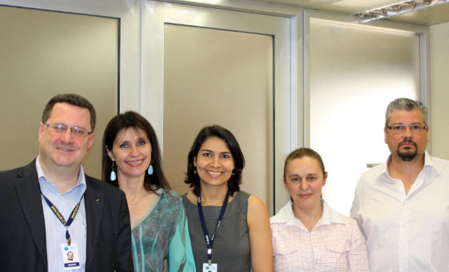 Reconhecimento e surpresa marcam o Dia da Secretária na Celepar Na foto, Arlete Serkeis (DAF), Márcia da Luz Bucco (ASACI) e Eliana Teresinha dos Santos (DAF)