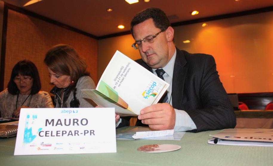 A esq. Cecilia Miyata (ABEP), Mirian Stainsack Crozeta (Celepar) e Mauro Sorgenfrei (Celepar)