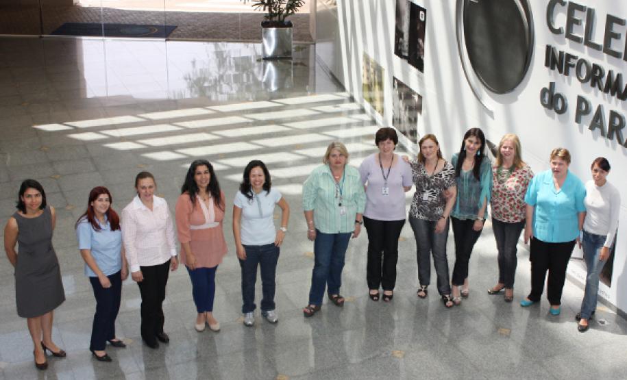 Reconhecimento e surpresa marcam o Dia da Secretária na Celepar Secretárias foram presenteadas e lembradas em seu dia