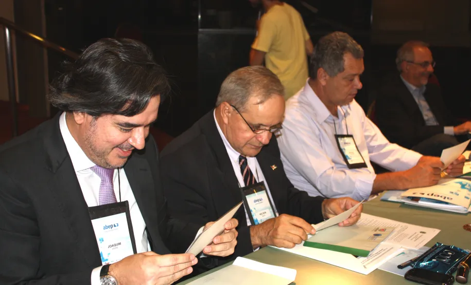 Evento nacional de informática pública discute modernização do Estado em Curitiba Participantes da 117ª Reunião Ordinária do Conselho das Associadas da Associação Brasileira de Entidades Estaduais de Tecnologia da Informação e Comunicação (Abep) em Curitiba/PR, nos dias 09 e 10 de fevereiro de 2012