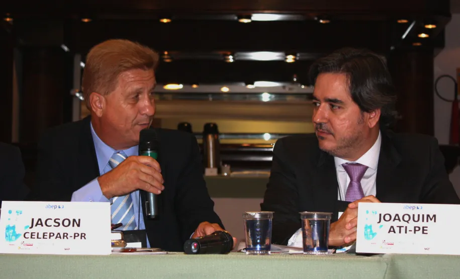 Evento nacional de informática pública discute modernização do Estado em Curitiba A partir da esq. o diretor-presidente da Celepar, Jacson Carvalho Leite e presidente do Conselho Fiscal da Associação Brasileira de Entidades Estaduais de Tecnologia da Informação e Comunicação (Abep) e o presidente do Conselho de Associadas, Joaquim José Fernandes da Costa Junior
