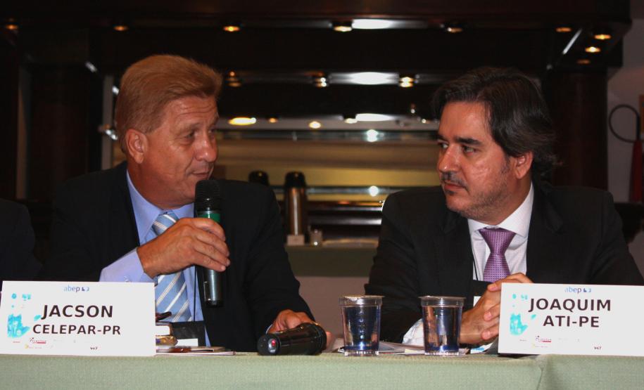 A partir da esq.  o diretor-presidente da Celepar, Jacson Carvalho Leite e presidente do Conselho Fiscal da Associação Brasileira de Entidades Estaduais de Tecnologia da Informação e Comunicação (Abep) e o presidente do Conselho de Associadas, Joaquim José Fernandes da Costa Junior