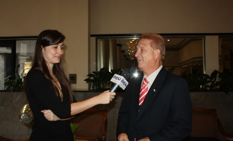 Evento nacional de informática pública discute modernização do Estado em Curitiba O diretor-presidente da Celepar, Jacson Carvalho Leite e presidente do Conselho Fiscal da Associação Brasileira de Entidades Estaduais de Tecnologia da Informação e Comunicação (Abep), em entrevista com Ana Elisa