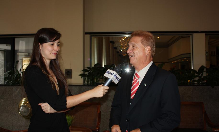 O diretor-presidente da Celepar, Jacson Carvalho Leite e presidente do Conselho Fiscal da Associação Brasileira de Entidades Estaduais de Tecnologia da Informação e Comunicação (Abep), em entrevista com Ana Elisa