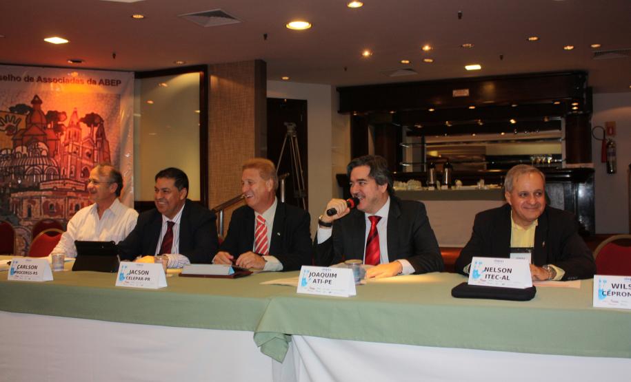 A partir da esq. o vice-presidente de Gestão, Alexandre Reis Gitahy da Silva (Proderj/RJ), o presidente, Carlson Janes Aquistapasse (Procergs/RS), o presidente da Celepar e presidente do Conselho Fiscal, Jacson Carvalho Leite, o presidente do Conselho de Associadas, Joaquim José Fernandes da Costa Junior (ATI/PE) e o vice-presidente executivo, Nelson Oliveira Menezes Filho (Itec/AL)