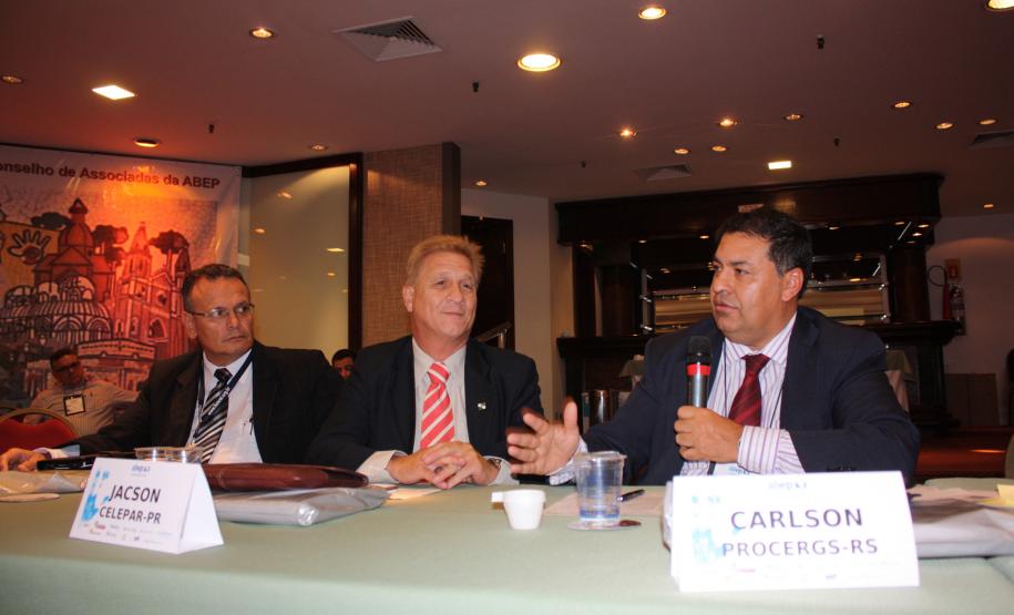 A partir da esq. o Diretor de Tecnologia da Informação - DTI, Danilo Scalet, o diretor-presidente da Celepar e membro do Conselho Fiscal da Abep, Jacson Carvalho Leite e o presidente, Carlson Janes Aquistapasse (Procergs/RS)