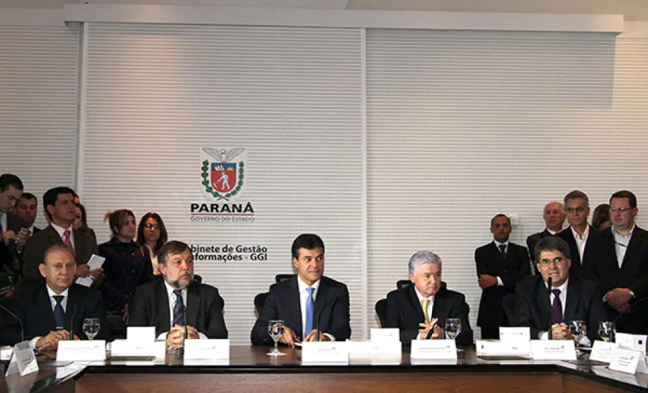 GOVERNADOR REUNE SECRETÁRIOS E INSTALA GABINETE DE GESTÃO E INFORMAÇÕES. O governador Beto Richa, reuniu-se com seu secretariado e instalou o Gabinete de Gestão e Informações.