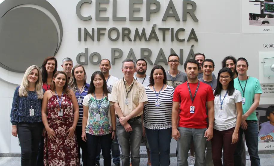 Equipe da Divisão de Central de Atendimento da Celepar (DICAC), envolvida no atendimento telefônico ao cidadão e repasse de questionamentos de consumidores à Secretaria da Fazenda