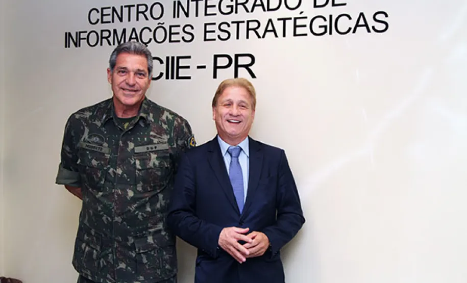 chefe do Departamento-Geral do Pessoal do Exército Brasileiro, general de Exército Francisco Carlos Modesto e o presidente Jacson Carvalho Leite