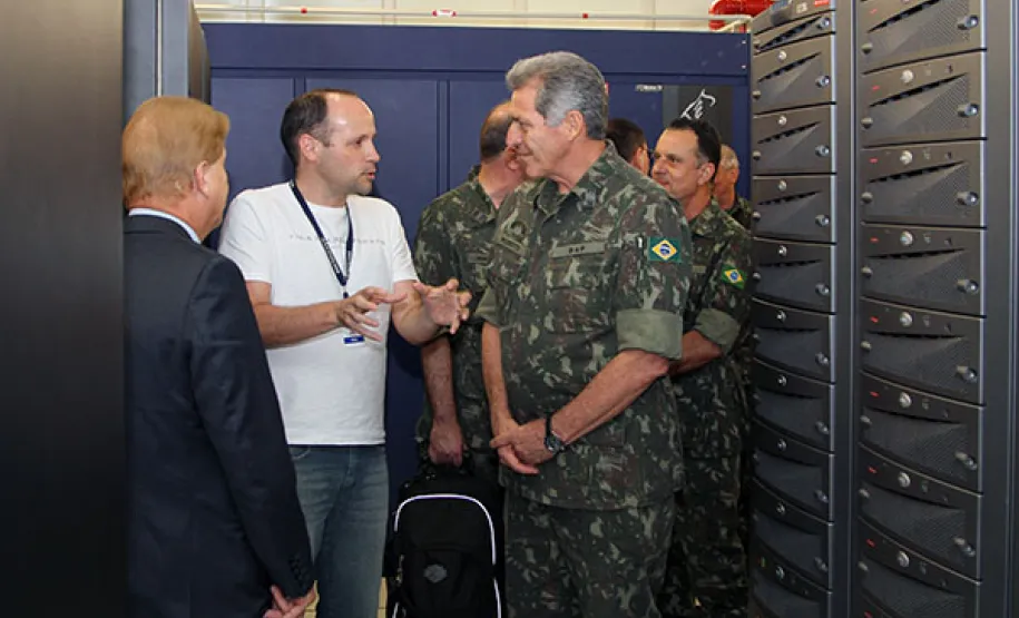 General Francisco Modesto conhece o data center da Celepar
