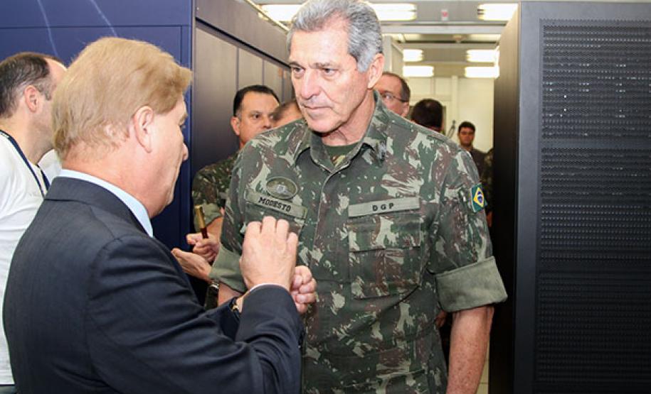 General Francisco Modesto, ao lado do presidente Jacson Leite, conhece o data center da Celepar