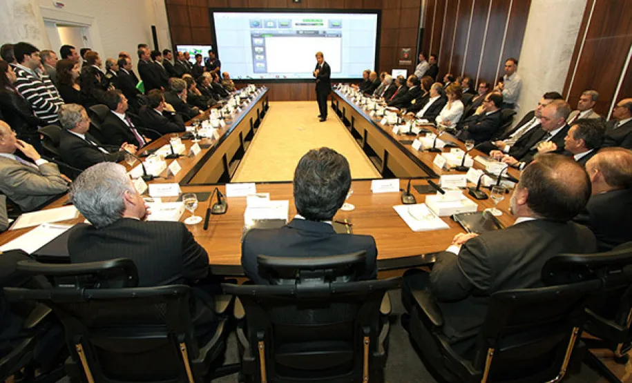 GOVERNADOR REUNE SECRETÁRIOS E INSTALA GABINETE DE GESTÃO E INFORMAÇÕES.