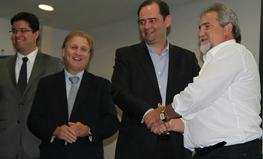 Governo e prefeitos assinam protocolo para implantar o Rede399