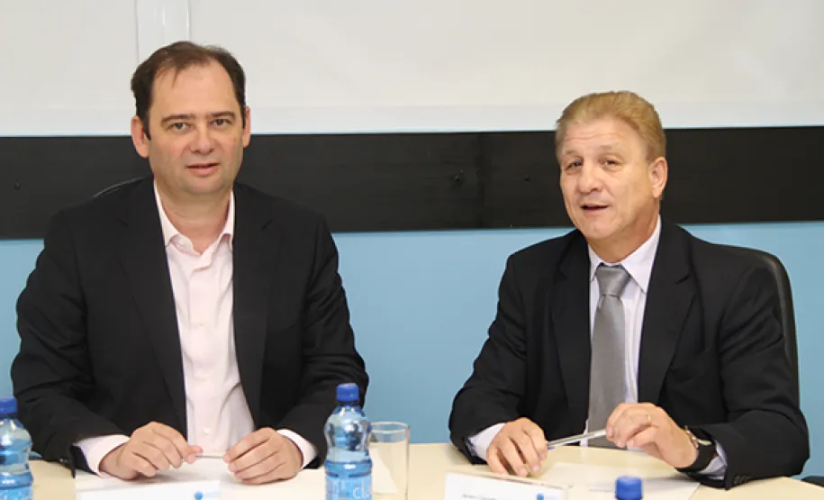Conselho de Administração da Celepar avalia projetos de TIC para o Governo do Estado Presidente do Conselho de Adminsitração da Celepar, o secretário para Assuntos Estratégicos, Edson Casagrande e o presidente da Celepar, Jacson Carvalho Leite, avaliam projetos de TIC para serem implantados pelo Governo do Estado
