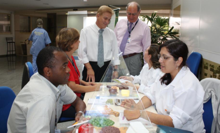 O presidente Jacson Carvalho Leite e o diretor administrativo-financeiro, Lucio Alberto Hansel prestigiam as atividades do primeiro dia do Programa de Bem com a Vida na Celepar