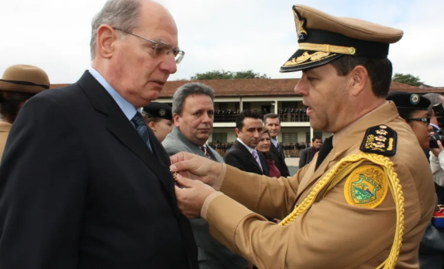 Polícia Militar do Paraná homenageia autoridades no Dia do Patrono O diretor administrativo-financeiro da Companhia de Informática do Paraná - Celepar, Lucio Alberto Hansel, recebe a Medalha Coronel Sarmento, em Curitiba - Data: 16/05/2011