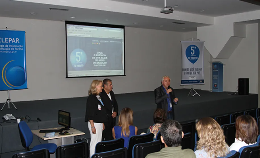 Empregados da Celepar param por 5 minutos para meditar x