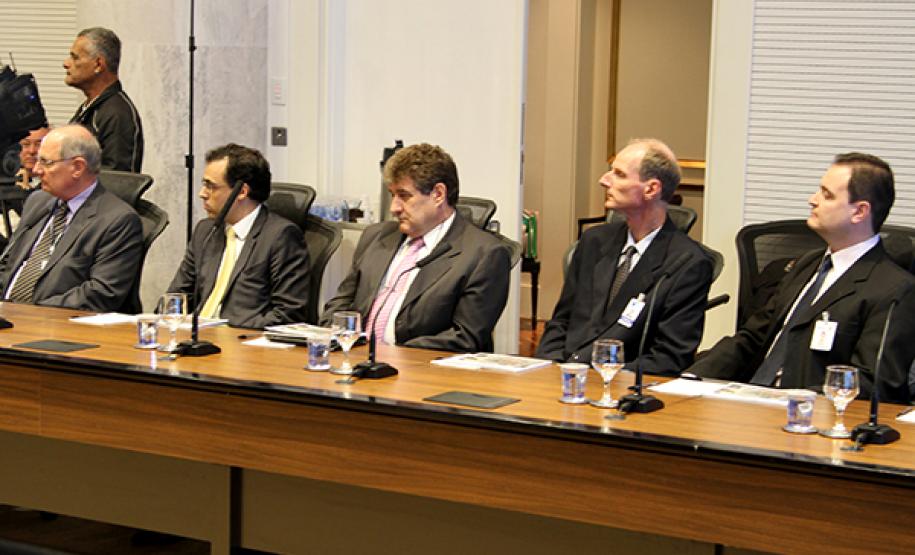 O Governo do Paraná lançou nesta segunda-feira (22) o novo site do Departamento de Trânsito do Paraná e o serviço de renovação automática da Carteira Nacional de Habilitação. Lucio Alberto Hansel, Rafael Moura de Oliveira, José Juracy Macedo, Fernando Fendrich e Rafael Demetrio Benvenutti