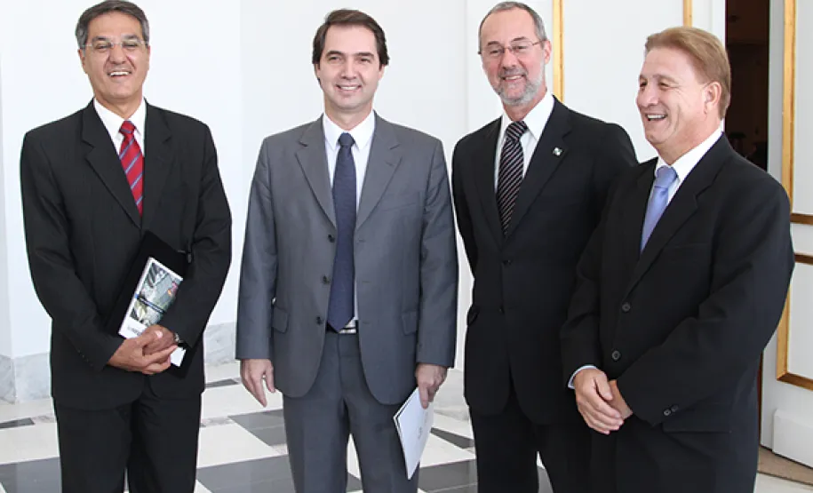 Detran renova site e oferece serviço de renovação automática da CNH O Governo do Paraná lançou nesta segunda-feira (22) o novo site do Departamento de Trânsito do Paraná e o serviço de renovação automática da Carteira Nacional de Habilitação. Na fato, o secretário de Infraestrutura e Logística, José Richa Filho; o deputado estadual Wilson Quinteiro, o diretor geral do Detran, Marcos Traad e o presidente da Celepar, Jacson Carvalho Leite