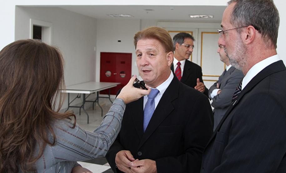 O Governo do Paraná lançou nesta segunda-feira (22) o novo site do Departamento de Trânsito do Paraná e o serviço de renovação automática da Carteira Nacional de Habilitação. Jacson Leite concede entrevista à imprensa