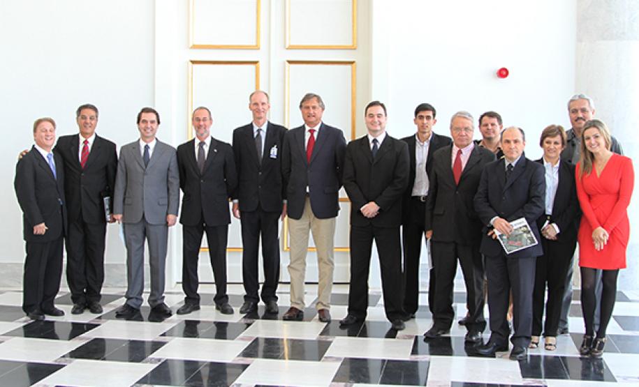 O Governo do Paraná lançou nesta segunda-feira (22) o novo site do Departamento de Trânsito do Paraná e o serviço de renovação automática da Carteira Nacional de Habilitação. Grupo da Celepar e Detran que participaram da solução lançada hoje. Na foto, as presenças do secretário José Richa Filho e do deputado Wilson Quinteiro, segundo e terceiro da esquerda para direita, respectivamente