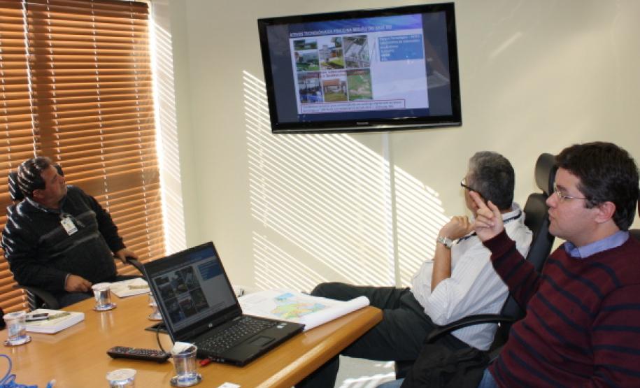 Sistema Regional de Inovação do Sudoeste foi apresentado na Celepar O vereador Guto Silva apresenta o projeto do SRI - Data: 18/05/2011