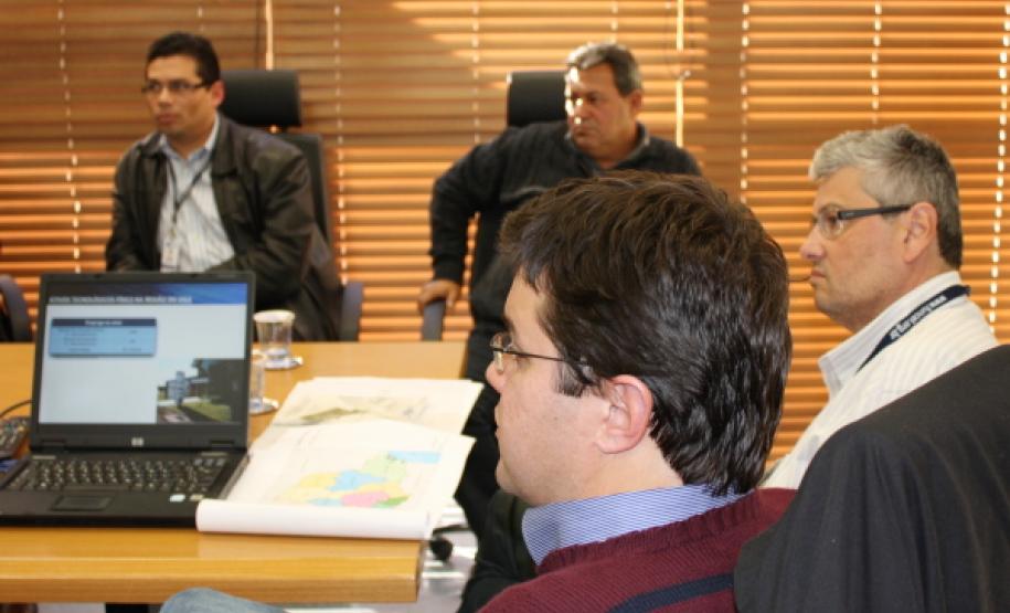 Sistema Regional de Inovação do Sudoeste foi apresentado na Celepar O vereador Guto Silva apresenta o projeto do SRI - Data: 18/05/2011