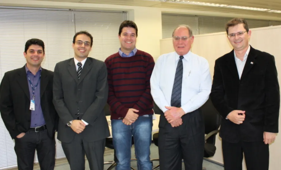 Celepar,  vereador Guto Silva, Lucio Alberto Hansel, diretor
administrativo-financeiro  da Celepar e  Joailson Agostinho, consultor do Sebrae  - Data: 18/05/2011
