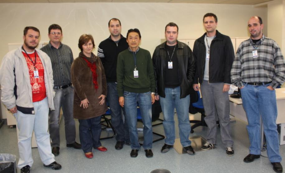 Equipe da Celepar responsável pela emissão de 2ª via do CRLV, emissão definitiva e 2ª via da CNH, além do desenvolvimento de aplicativos para o portal móbile (m.pr.gov.br) que disponibiliza informações do Detran. Da esquerda para a direita:
Paiva, Mário, Teresinha, Leandro, Tanamati, Dawan, Fantini e Leonardo, funcionários da Gerência de Desenvolvimento de Sistemas