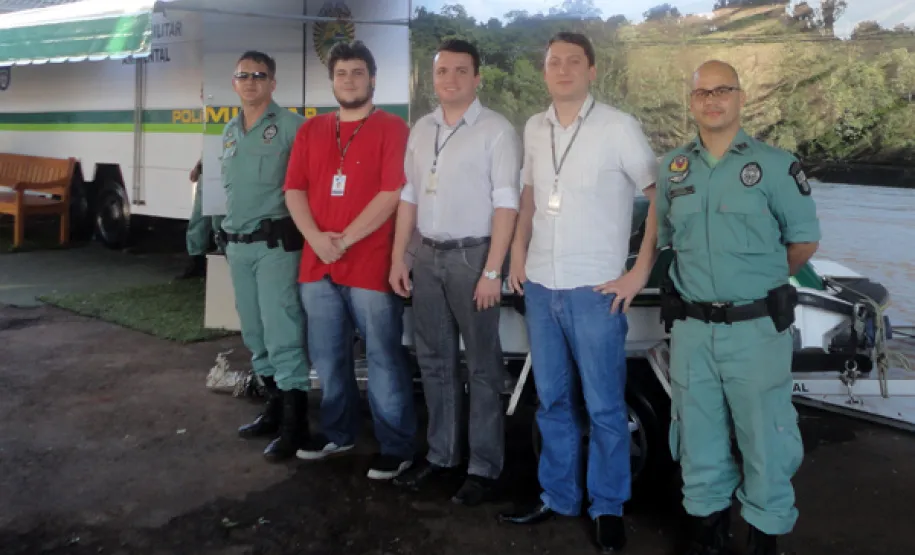 Celepar presente na 40ª Expoingá Da esquerda para direita - cabo Edson, Luiz Eduardo de Santana e Oliveira, Rodolfo Zanardi Loiola, Fernando Suzarte Schiavon (NR Celepar - Maringá) e o soldado Rywerson.