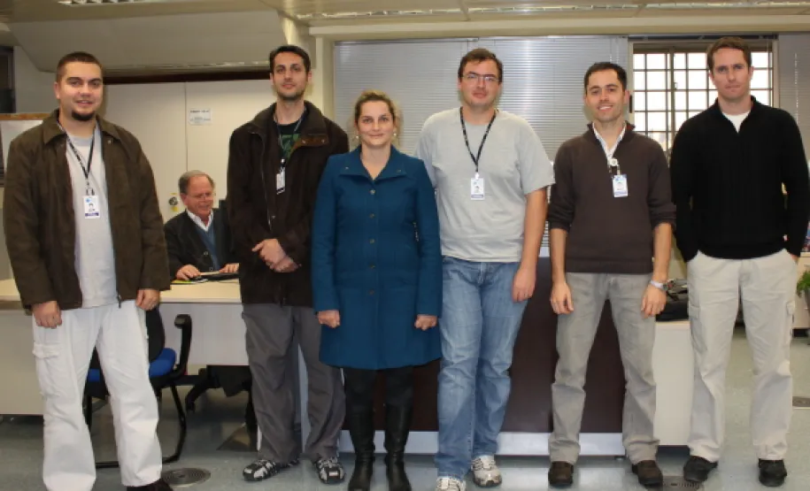 Detran lança sistema desenvolvido pela Celepar que permite fazer documentos pela internet Carlos, Guilherme, Christianne, Fabiano, Jonathas, Joserley e, ao fundo, Alfredo. Equipe da Gerência de Serviços de Comunicação Multimídia, responsável na Celepar pelo desenvolvimento de aplicativos para o portal móbile (m.pr.gov.br), que disponibiliza informações do Detran
