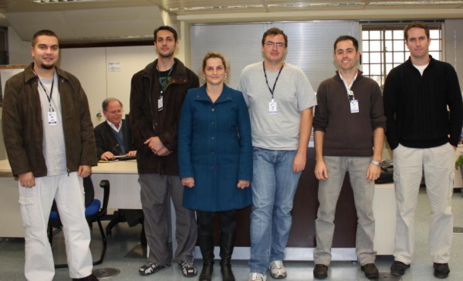 Carlos, Guilherme, Christianne, Fabiano, Jonathas, Joserley e, ao fundo, Alfredo. Equipe da Gerência de Serviços de Comunicação Multimídia, responsável na Celepar  pelo desenvolvimento de aplicativos para o portal móbile (m.pr.gov.br),  que disponibiliza informações do Detran