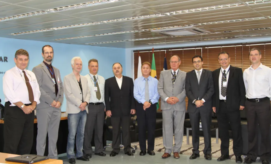 Presidente do TCE conhece soluções de inteligência desenvolvidas pela Celepar ao Governo do Estado José Juracy Maedo, Reginaldo Bitello, Hary Avon, Luiz Fernando Ballin Ortolani, Artagão de Mattos Leão, Jacson Leite, Lucio Alberto Hansel, Rafael Moura de Oliveira, Danilo Scalete e Carlos Pessoa