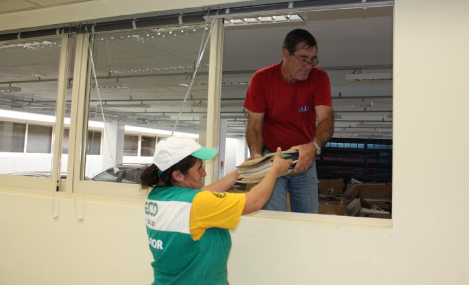Na foto, os analistas de sistemas da Celepar, Nilton Emílio  B