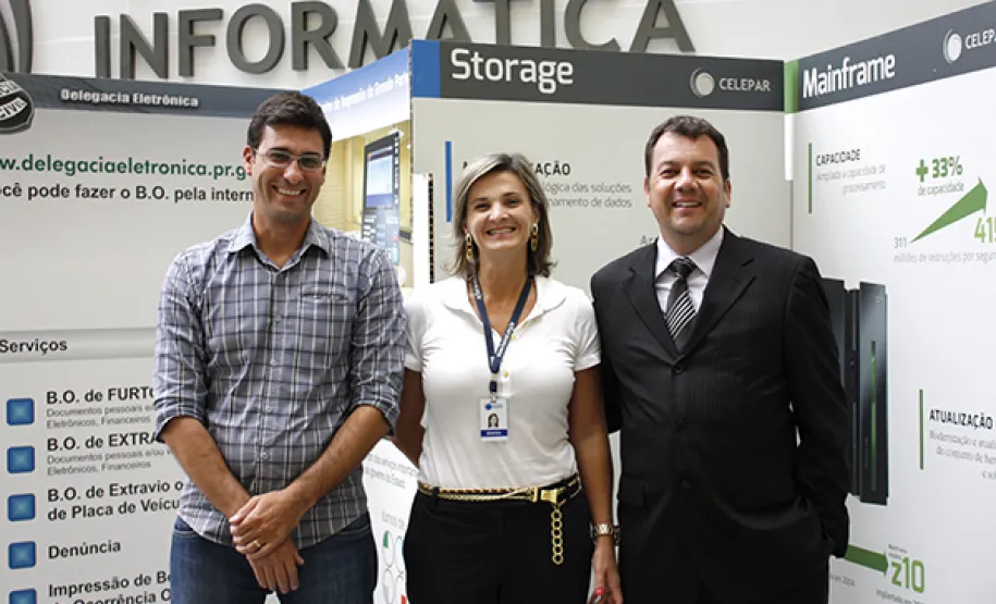 Instituto de Identificação envia SMS João Alfedo e Debora Ruedel, da Celepar e Mauricio Jorge Lopes, da subdivisão técnica do IIPR, responsáveis pelo desenvolvimento da nova solução