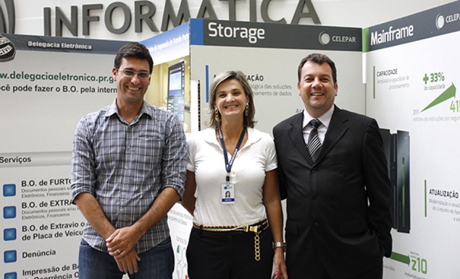Instituto de Identificação envia SMS João Alfedo e Debora Ruedel, da Celepar e Mauricio Jorge Lopes, da subdivisão técnica do IIPR, responsáveis pelo desenvolvimento da nova solução