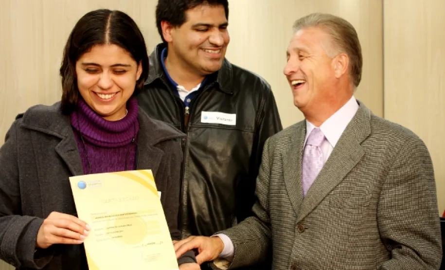 Curso promovido pela Celepar é destaque na Assembleia Legislativa O presidente da Celepar, Jacson Carvalho Leite, ao lado do professor Ricardo José de Lima, entrega o certificado de conclusão de curso à assistente administrativo Géssica Pereira