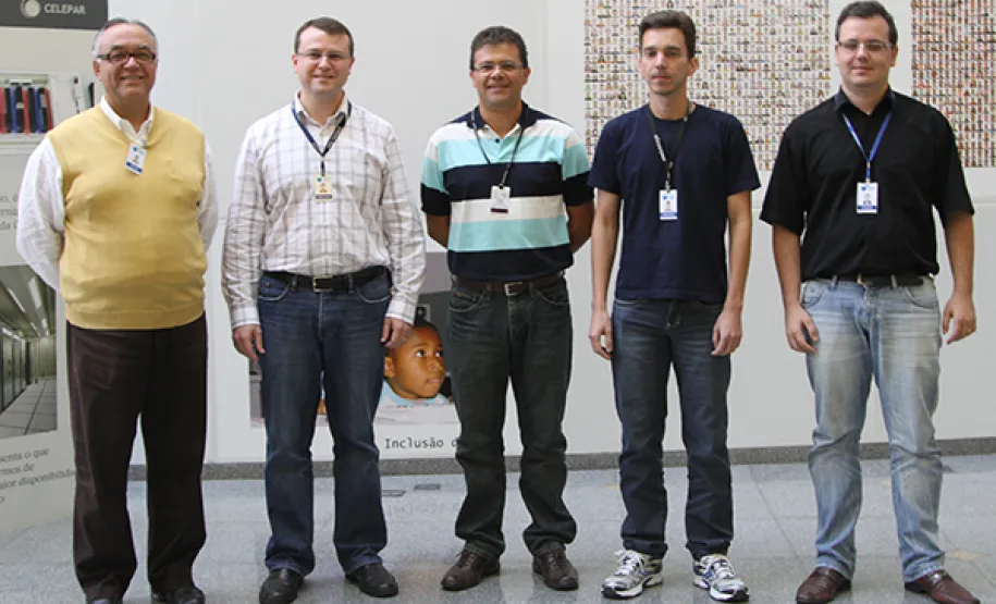Paraná adota sistema on line de comprovação de vacina contra aftosa Equipe da Celepar responsável pelo desenvolvimento do sistema. Da esquerda para direita: Heitor Luiz Santos, Cristiano Precoma, Edison Luiz Gomes Mendes, Henrique Americo Ribas e Ricardo Strique