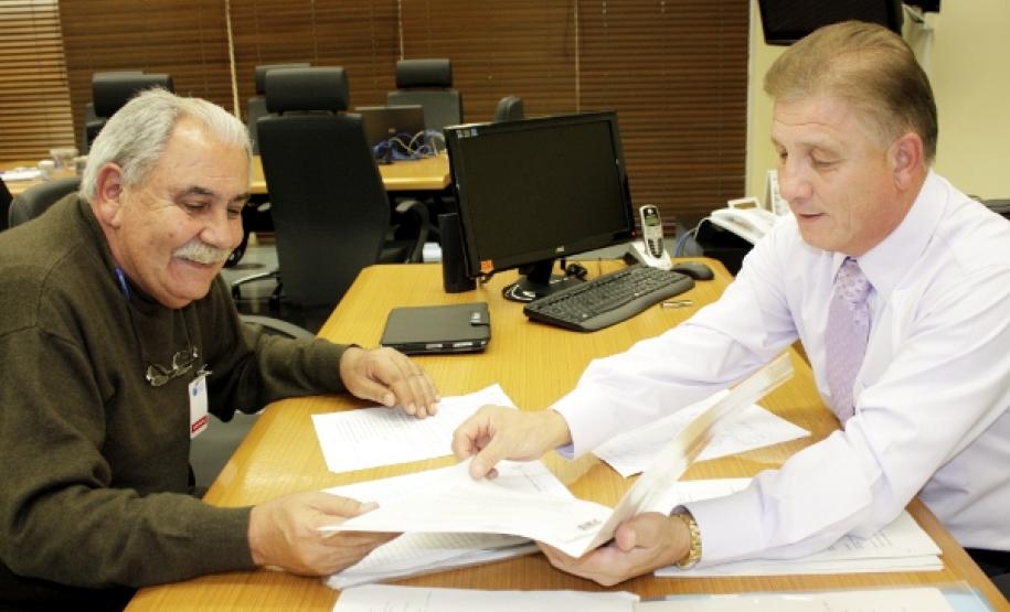 Boletins de ocorrência já podem ser registrados pela internet Para o governador em exercício Flávio Arns, a Delegacia Eletrônica representa modernidade, segurança e agilidade nos serviços prestados pela Polícia Civil do Paraná