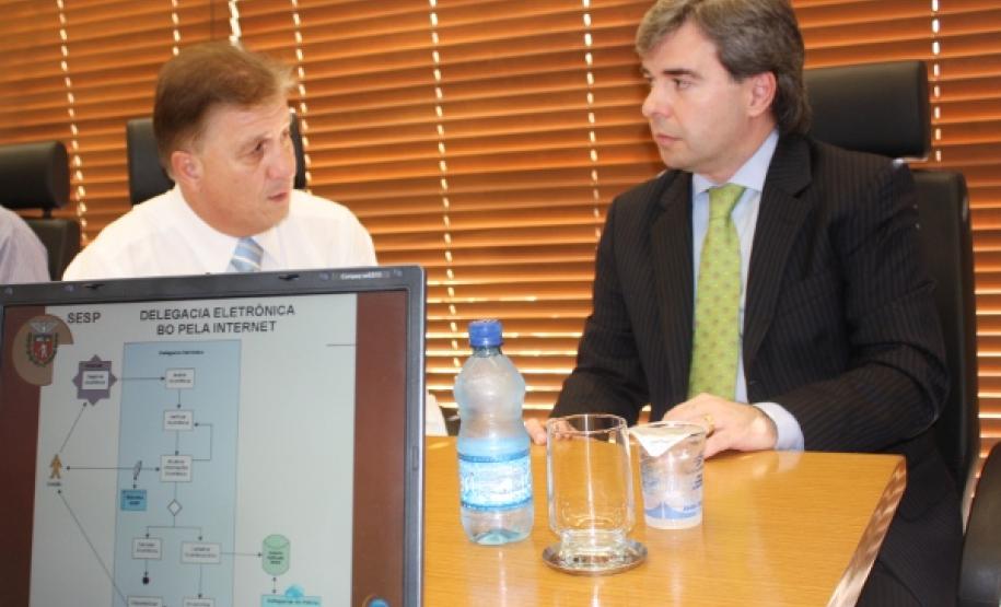 Celepar O analista Rodrigo Quartieri Fernandes; o coordenador de atendimento para a SETI, Douglas José Peixoto Azevedo; o coordenador técnico da DIDES-E1, Cristiano Precoma; o analista Juliano José da Silva e o gerente do projeto, Glauco Schmidt