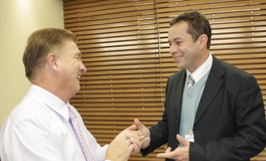 Acostumada a socorrer, Defesa Civil pede ajuda para a Celepar O presidente Jacson Carvalho Leite e o major Antônio Hiller tratam da modernização tecnológica da Defesa Civil do Paraná