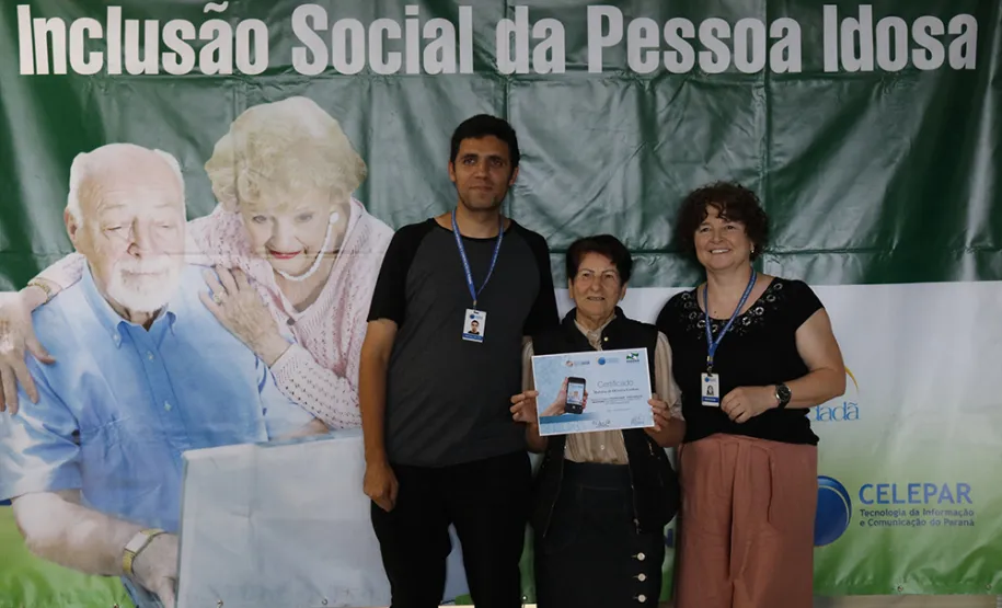 Celepar ministra curso de capacitação para monitores de Telecentros Capacitação para monitores de Telecentros na Celepar.
Instutor Jacir Jose Lunelli (DINUC)