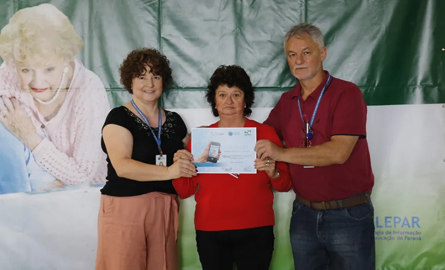 "Celepar é nossa amiga de fé”, diz presidente da Associação de Catadores de Reciclagem O diretor administrativo-financeiro da Celepar, Lucio Alberto Hansel é um grande incentivador da instalação da biblioteca na Associação Vida Nova. Na foto:
Claudia Vassão, Luiz Carlos Fracaro, Simone, Lucio, Sonia, Isis de Fatima Biscaia e Maria José Resmer