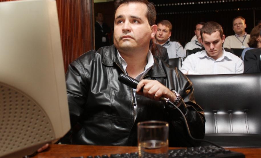 O analista de sistemas responsável pelo projeto, Alexandre Luiz Boruschenko Moro (DIDES-D2), apresentou o CEO para os deputados