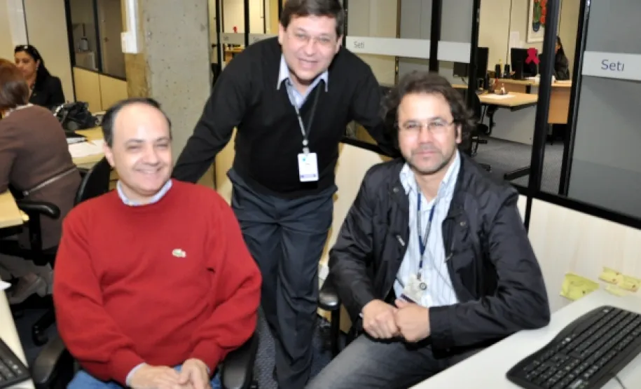 Instituições federais de ensino e ONG’s recebem treinamento sobre gerenciamento de projetos Na foto, o analista e gerente do GPEg, Glauco Schmidt, entre os técnicos documentadores da Celepar, Gilmar Costa Auersvald (de vermelho) e Sérgio Luis dos Santos Oliveira